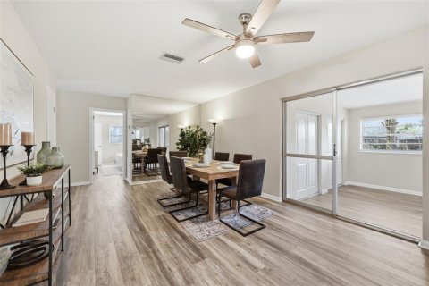 House in Tampa, Florida 3 bedrooms, 160.16 sq.m. № 2196188 - photo 15