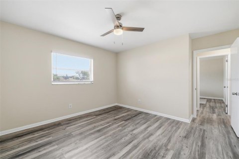 House in Tampa, Florida 3 bedrooms, 160.16 sq.m. № 2196188 - photo 25