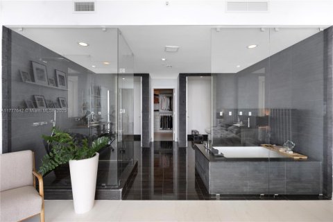 Condominio en alquiler en Miami, Florida, 4 dormitorios, 305.56 m2 № 1868353 - foto 16