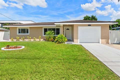 House in Clearwater, Florida 5 bedrooms, 183.02 sq.m. № 2316616