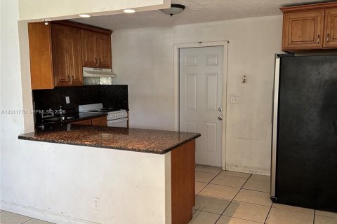 House in Davie, Florida 4 bedrooms, 103.12 sq.m. № 2075395 - photo 2