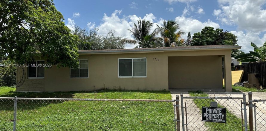 House in Davie, Florida 4 bedrooms, 103.12 sq.m. № 2075395