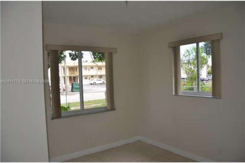 House in Davie, Florida 4 bedrooms, 103.12 sq.m. № 2075395 - photo 6