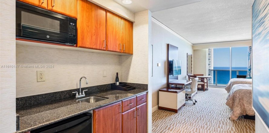 Hotel in Sunny Isles Beach, Florida 51.19 sq.m. № 1753670
