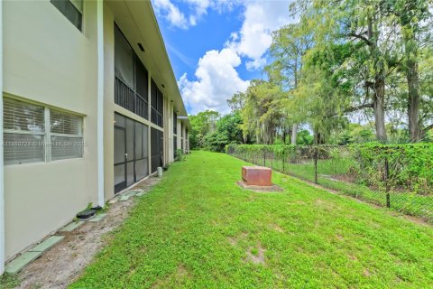 Condo in Tamarac, Florida, 2 bedrooms  № 1928544 - photo 22