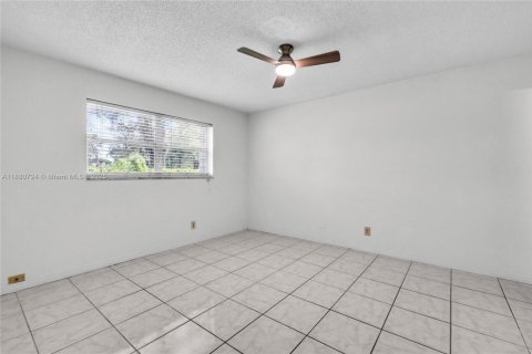 Condo in Tamarac, Florida, 2 bedrooms  № 1928544 - photo 27