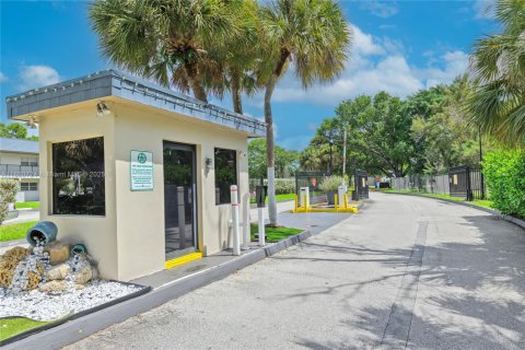 Condo in Tamarac, Florida, 2 bedrooms  № 1928544 - photo 2