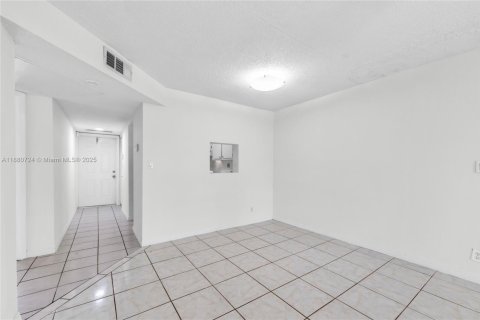 Condo in Tamarac, Florida, 2 bedrooms  № 1928544 - photo 30