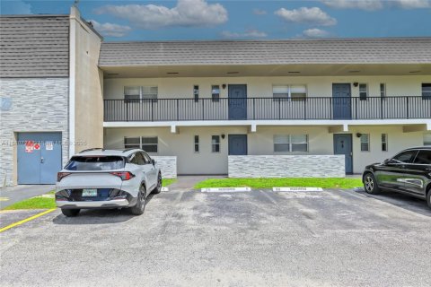 Condo in Tamarac, Florida, 2 bedrooms  № 1928544 - photo 21