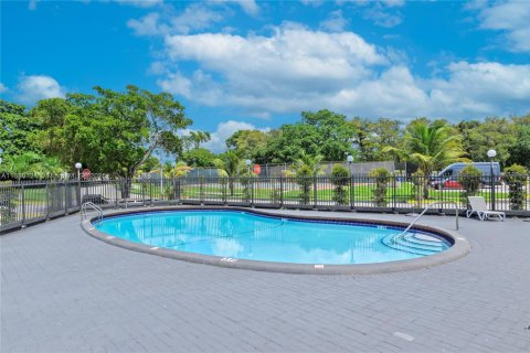 Condo in Tamarac, Florida, 2 bedrooms  № 1928544 - photo 17