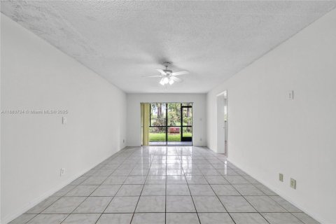 Condo in Tamarac, Florida, 2 bedrooms  № 1928544 - photo 7