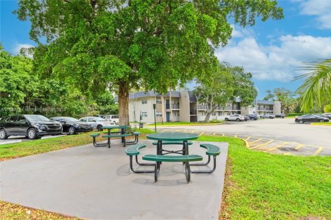 Condo in Tamarac, Florida, 2 bedrooms  № 1928544 - photo 23