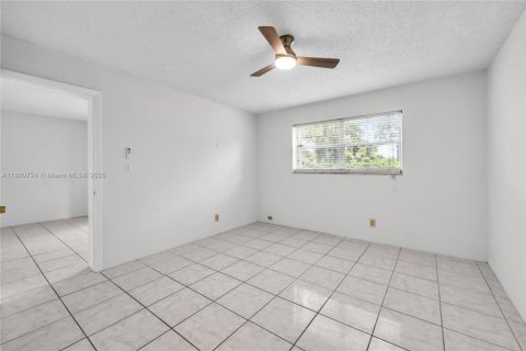 Condo in Tamarac, Florida, 2 bedrooms  № 1928544 - photo 13