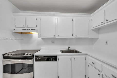 Condo in Tamarac, Florida, 2 bedrooms  № 1928544 - photo 9