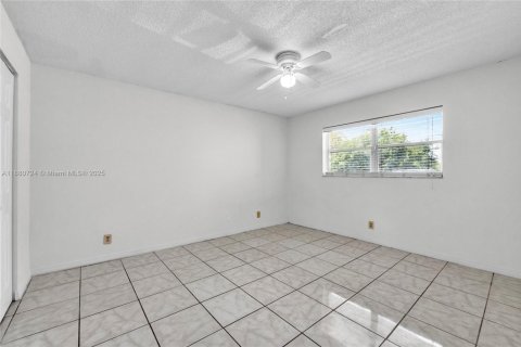Condo in Tamarac, Florida, 2 bedrooms  № 1928544 - photo 26