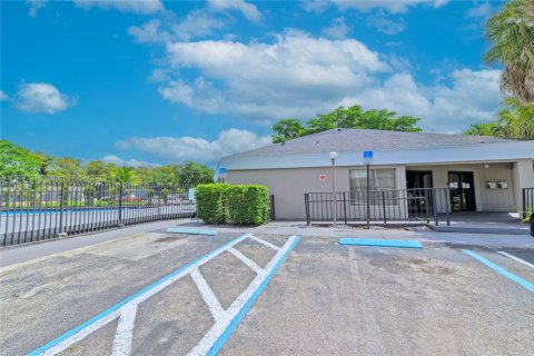 Condo in Tamarac, Florida, 2 bedrooms  № 1928544 - photo 18