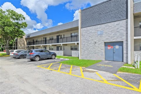 Condo in Tamarac, Florida, 2 bedrooms  № 1928544 - photo 3