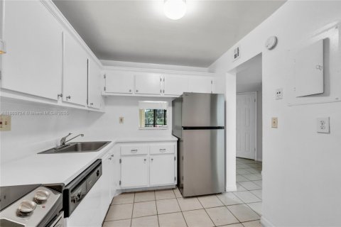 Condo in Tamarac, Florida, 2 bedrooms  № 1928544 - photo 10