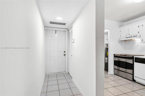 Condo in Tamarac, Florida, 2 bedrooms  № 1928544 - photo 12