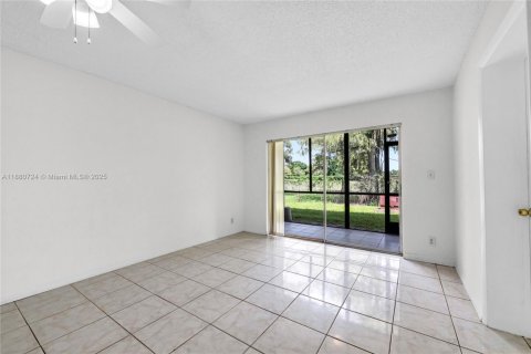 Condo in Tamarac, Florida, 2 bedrooms  № 1928544 - photo 29