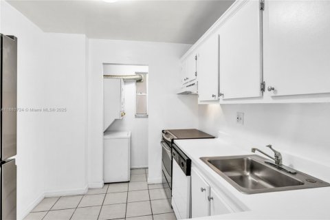 Condo in Tamarac, Florida, 2 bedrooms  № 1928544 - photo 11