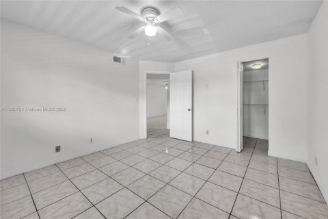 Condo in Tamarac, Florida, 2 bedrooms  № 1928544 - photo 25