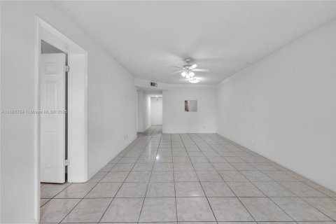 Condo in Tamarac, Florida, 2 bedrooms  № 1928544 - photo 6