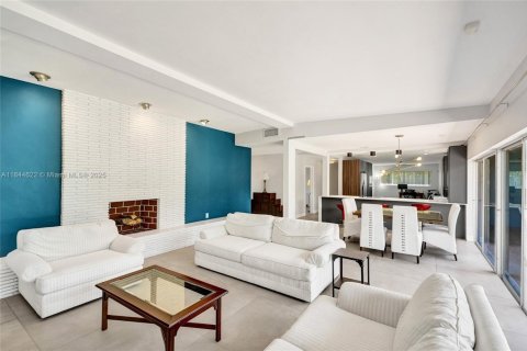 House in North Miami Beach, Florida 3 bedrooms, 179.3 sq.m. № 1855359 - photo 14