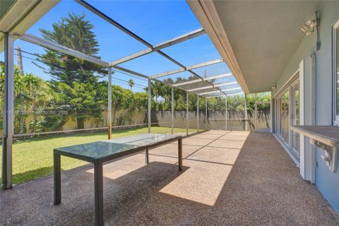 House in North Miami Beach, Florida 3 bedrooms, 179.3 sq.m. № 1855359 - photo 6