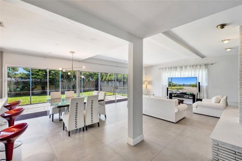 House in North Miami Beach, Florida 3 bedrooms, 179.3 sq.m. № 1855359 - photo 1