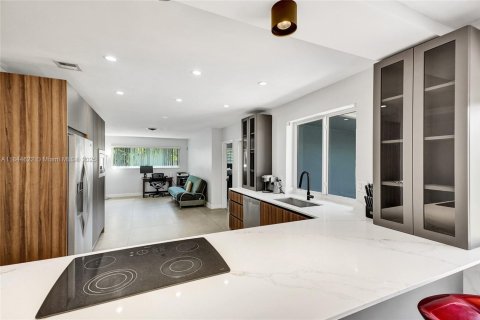 House in North Miami Beach, Florida 3 bedrooms, 179.3 sq.m. № 1855359 - photo 19