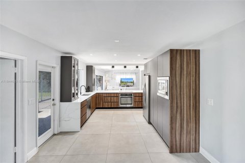 House in North Miami Beach, Florida 3 bedrooms, 179.3 sq.m. № 1855359 - photo 20