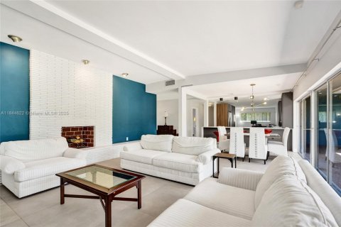 House in North Miami Beach, Florida 3 bedrooms, 179.3 sq.m. № 1855359 - photo 13
