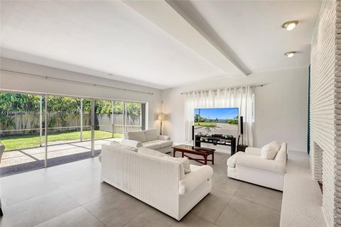 House in North Miami Beach, Florida 3 bedrooms, 179.3 sq.m. № 1855359 - photo 11