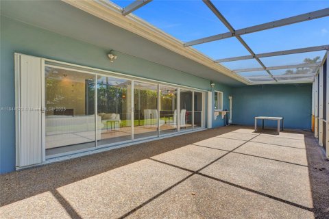 House in North Miami Beach, Florida 3 bedrooms, 179.3 sq.m. № 1855359 - photo 5