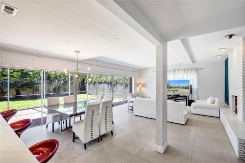 House in North Miami Beach, Florida 3 bedrooms, 179.3 sq.m. № 1855359 - photo 7