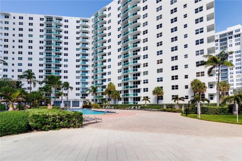Condominio en Hollywood, Florida, 2 dormitorios  № 2034831