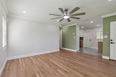 House in Belle Isle, Florida 3 bedrooms, 91.51 sq.m. № 2388092 - photo 6