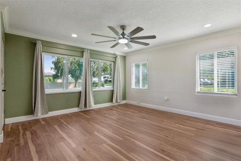 House in Belle Isle, Florida 3 bedrooms, 91.51 sq.m. № 2388092 - photo 9
