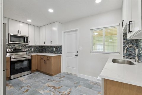House in Belle Isle, Florida 3 bedrooms, 91.51 sq.m. № 2388092 - photo 13