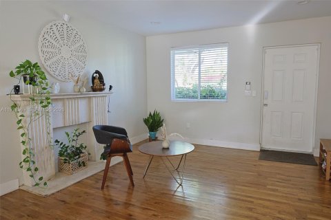 House in Miami Shores, Florida 3 bedrooms, 170.29 sq.m. № 2044506 - photo 20