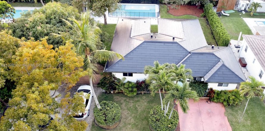 House in Miami Shores, Florida 3 bedrooms, 170.29 sq.m. № 2044506