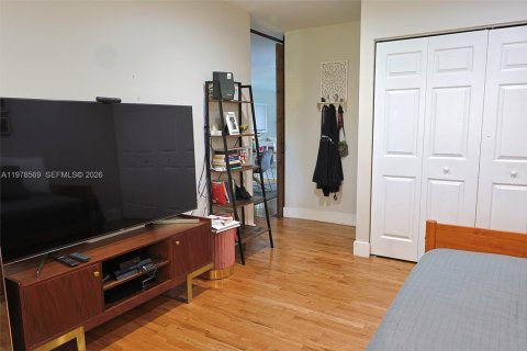 House in Miami Shores, Florida 3 bedrooms, 170.29 sq.m. № 2044506 - photo 25