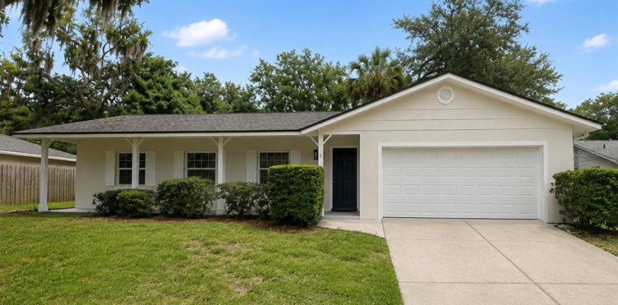 House in Oviedo, Florida 3 bedrooms, 155.89 sq.m. № 2285388