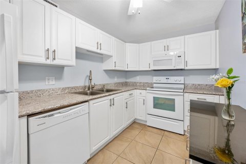 Condo in Daytona Beach, Florida, 1 bedroom № 2118451 - photo 3
