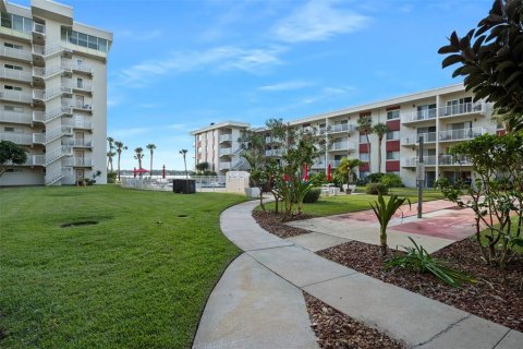 Condo in Daytona Beach, Florida, 1 bedroom № 2118451 - photo 25