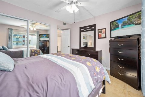 Condo in Daytona Beach, Florida, 1 bedroom № 2118451 - photo 17