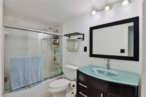 Condo in Sunny Isles Beach, Florida, 2 bedrooms  № 1863030 - photo 18