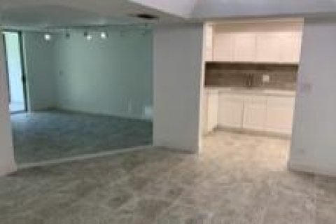 Condo in Lauderhill, Florida, 1 bedroom № 2188071 - photo 12