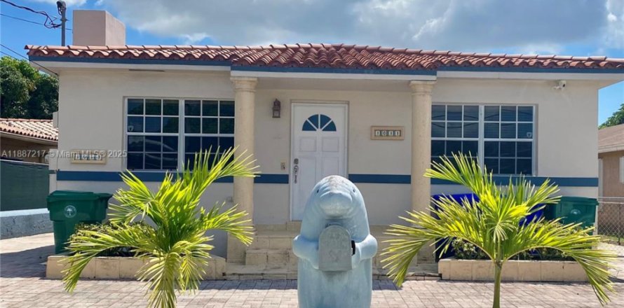 Коммерческая недвижимость в Майами, Флорида 267.19м2 № 1996014